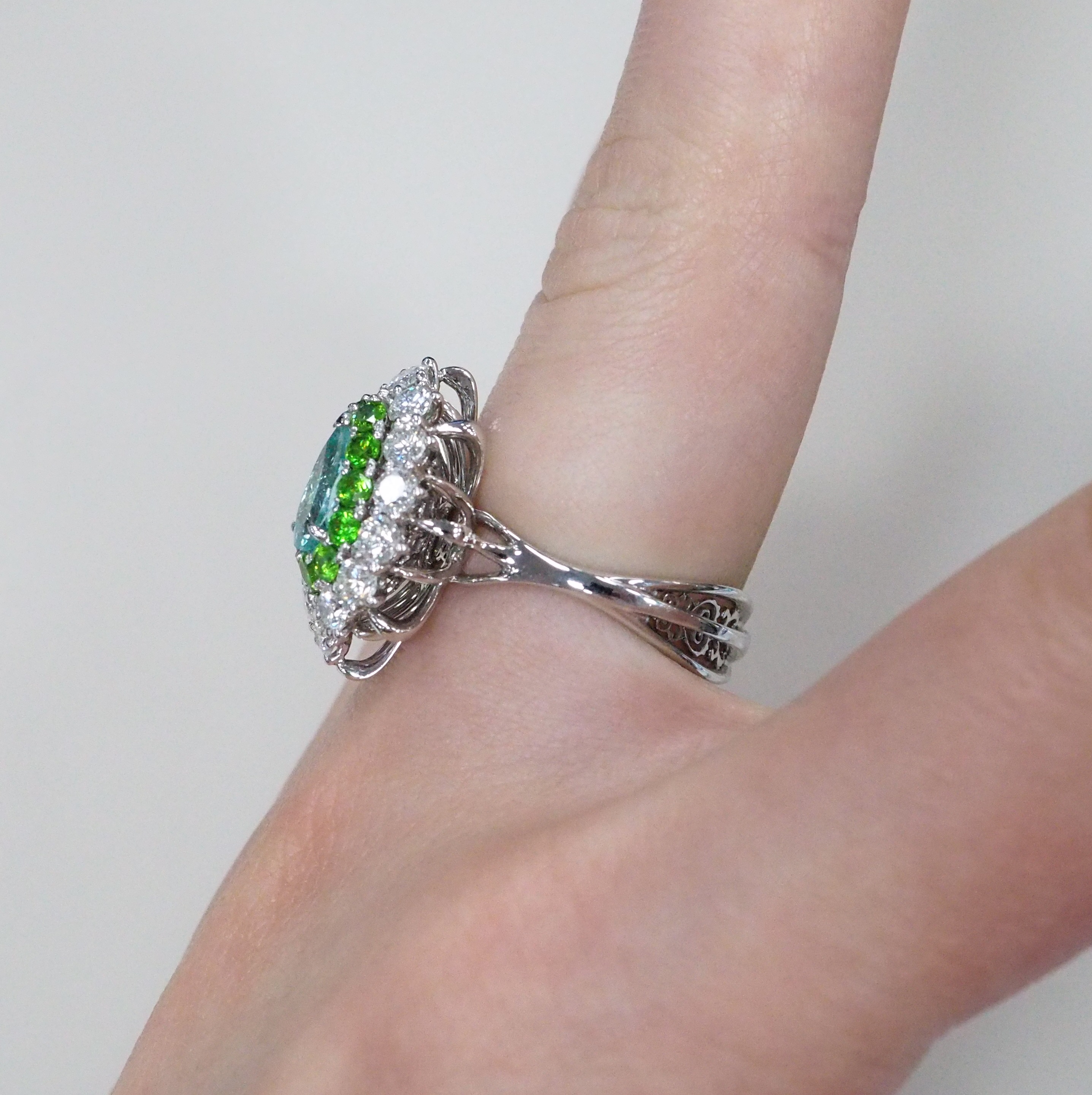 Кольцо из белого золота с турмалином Параиба